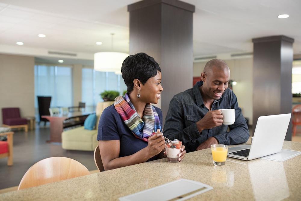 Hotel Home2 By Hilton Seattle Airport 3*